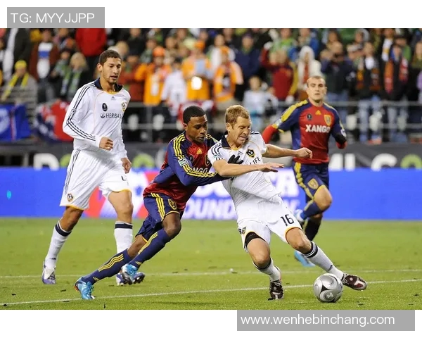 老牌足球明星重返赛场激情对决引发球迷热烈追捧