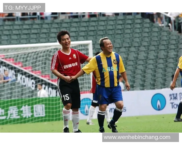 曾志伟与足球明星同框合影展现友谊与热爱足球的精彩瞬间