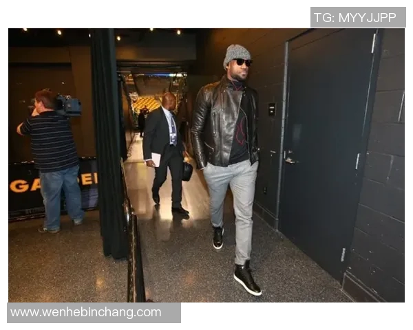 足球明星时尚穿搭大揭秘展现球场外的魅力与风格 足球明星时尚穿搭大揭秘展现球场外的魅力与风格